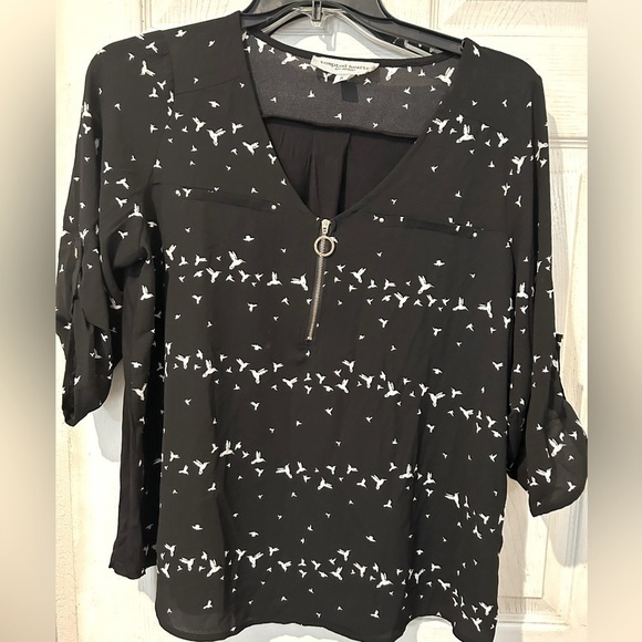 NWOT Temped Hearts Black & White Top With Mid Length Tabbed Sleeves - Picture 1 of 5